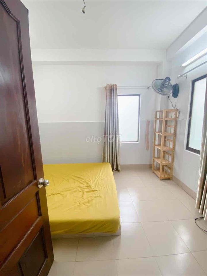 Phòng cửa sổ trời giá rẻ
