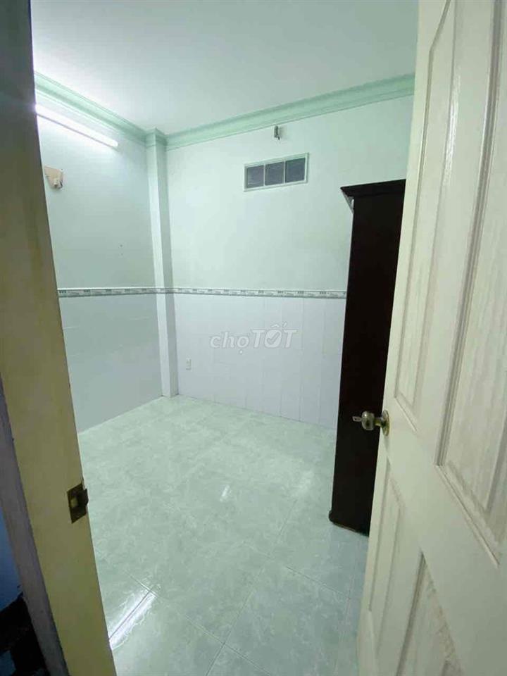 Phòng giá rẻ cửa sổ trời wc chung