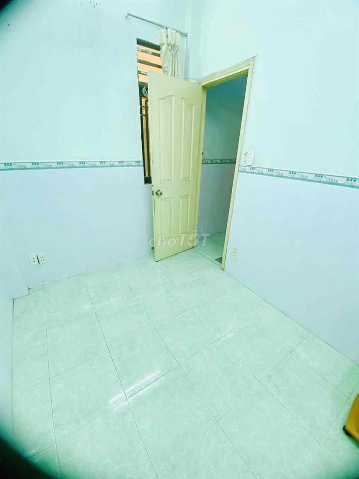 Phòng giá rẻ cửa sổ trời wc chung