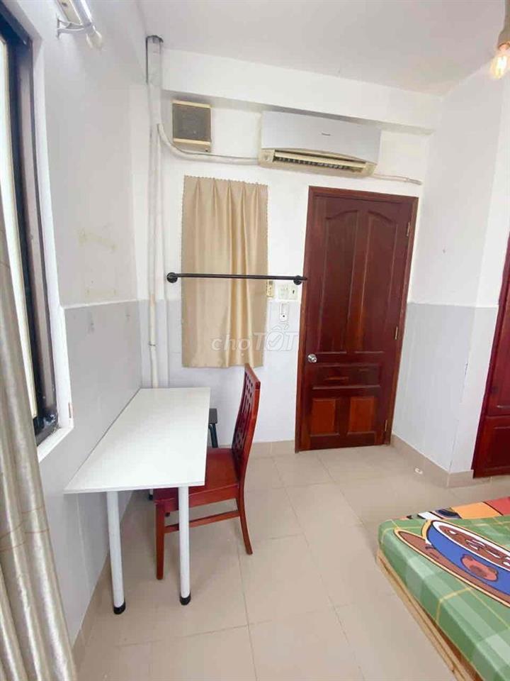 Phòng cửa sổ trời giá rẻ