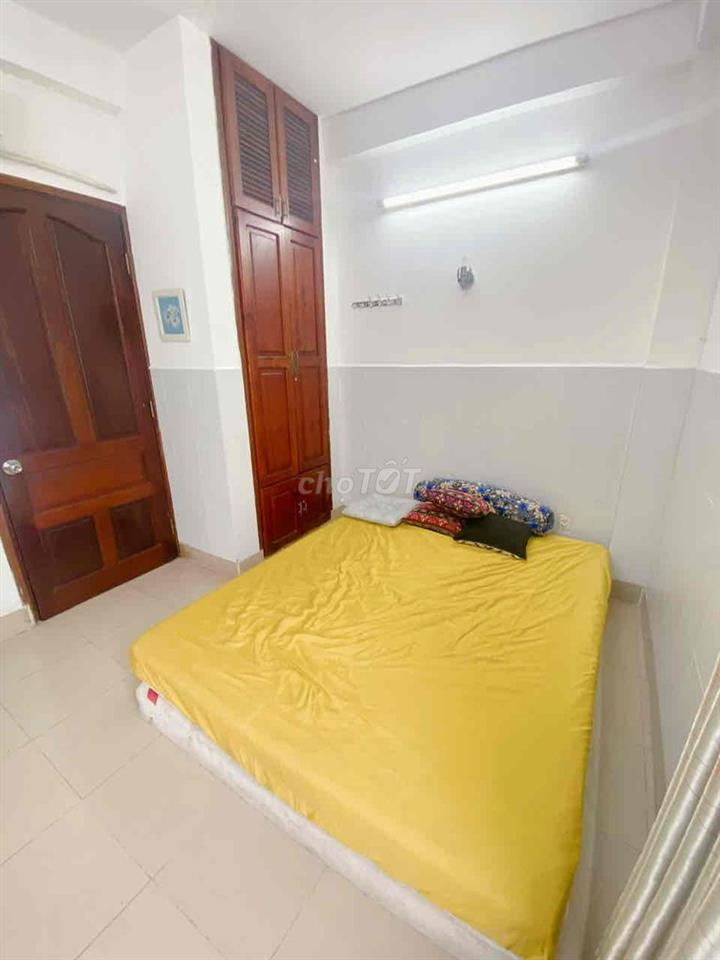 Phòng cửa sổ trời giá rẻ