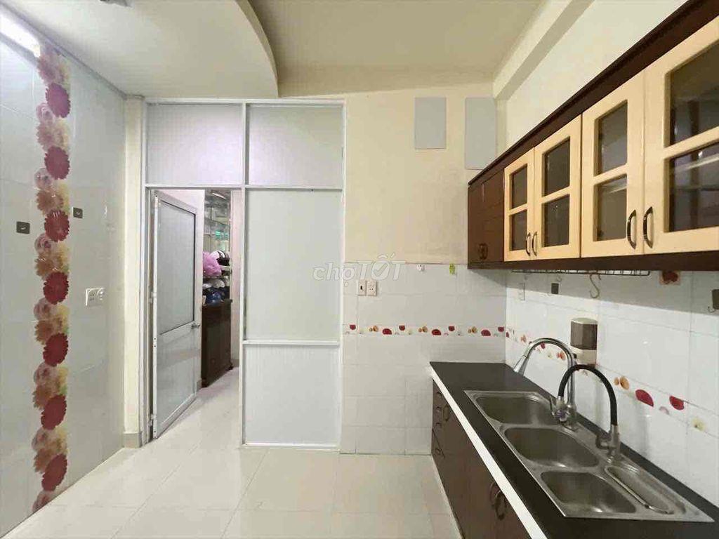 Phòng tầng trệt có bếp wc riêng