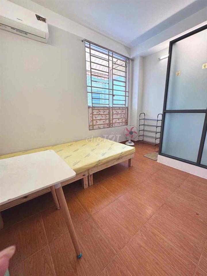 Phòng cửa sổ lớn wc riêng NT cơ bản