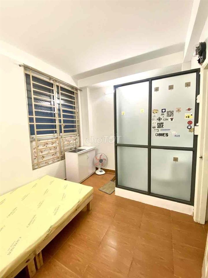 Phòng cửa sổ lớn wc riêng NT cơ bản