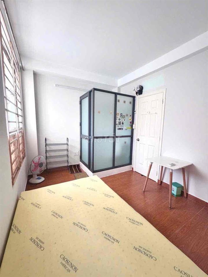 Phòng cửa sổ lớn wc riêng NT cơ bản