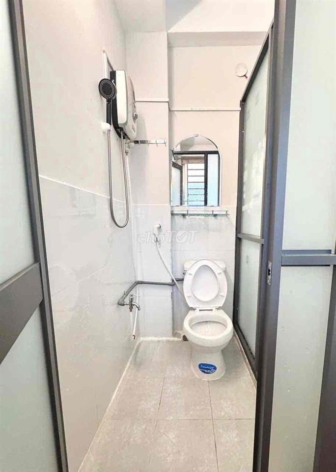 Phòng cửa sổ lớn wc riêng NT cơ bản