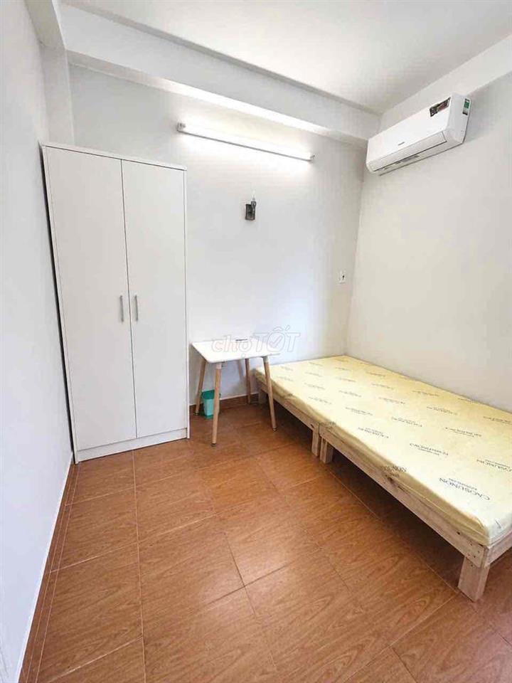 Phòng cửa sổ lớn wc riêng NT cơ bản