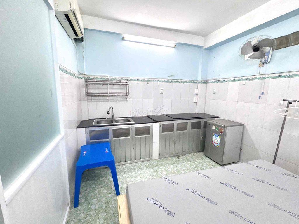 Phòng tầng trệt có bếp nấu ăn