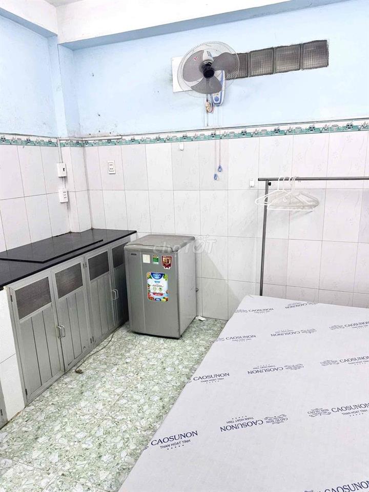 Phòng tầng trệt có bếp nấu ăn