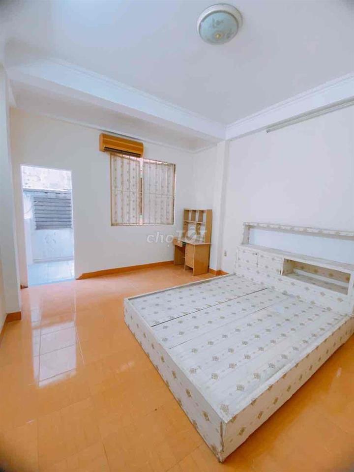 Phòng ban công giá rẻ