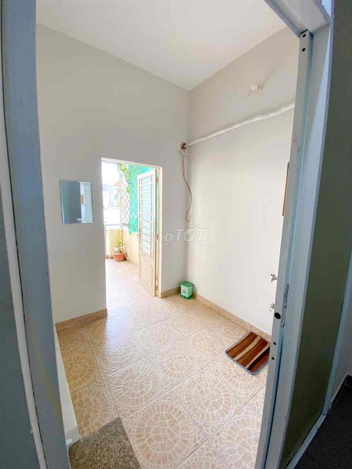 Phòng thoáng mát có sân trước phòng