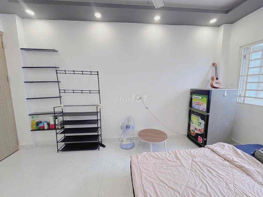 Phòng cửa sổ trời thoáng mát