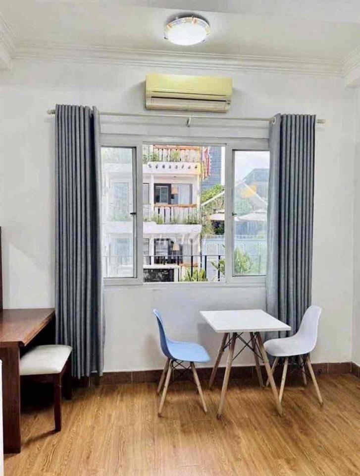 Phòng cửa sổ trời thoáng mát