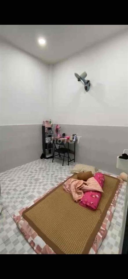 Phòng giá rẻ có cửa sổ wc chung tb