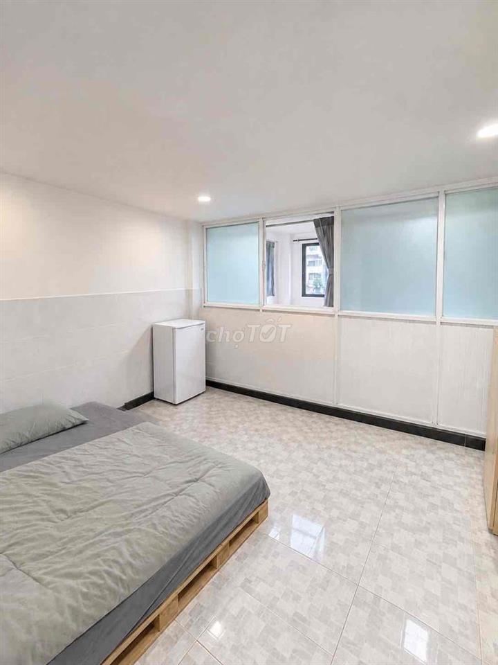 Phòng cửa sổ giá rẻ wc chung