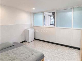 Phòng cửa sổ giá rẻ wc chung