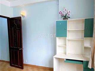 Phòng giá rẻ cửa sổ wc chung