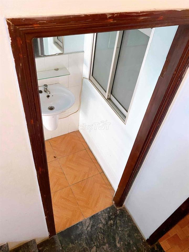 Phòng giá rẻ cửa sổ wc chung