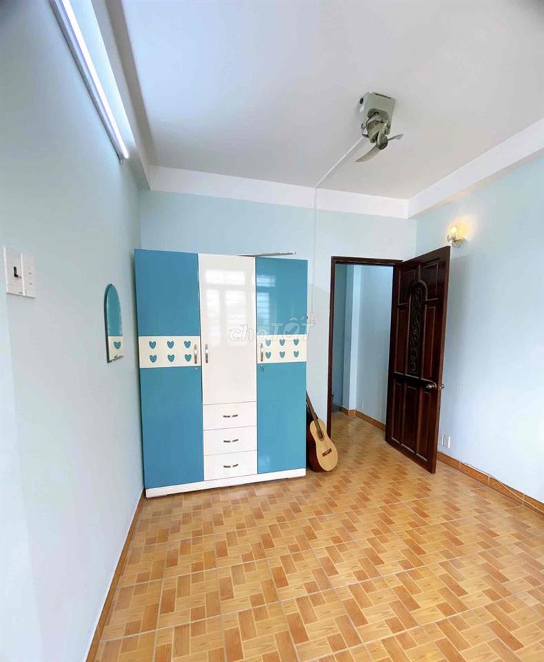 Phòng giá rẻ cửa sổ wc chung