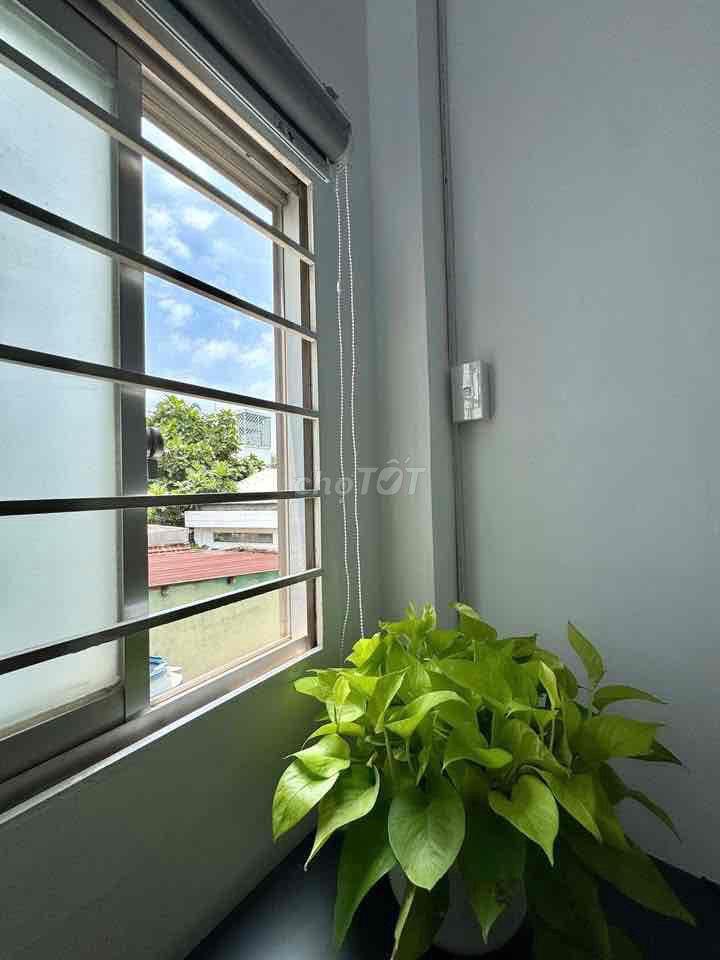 Phòng cửa sổ trời giá rẻ