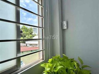 Phòng cửa sổ trời giá rẻ