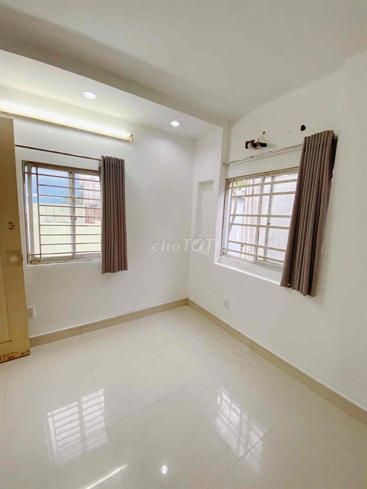 Phòng cửa sổ trời giá rẻ