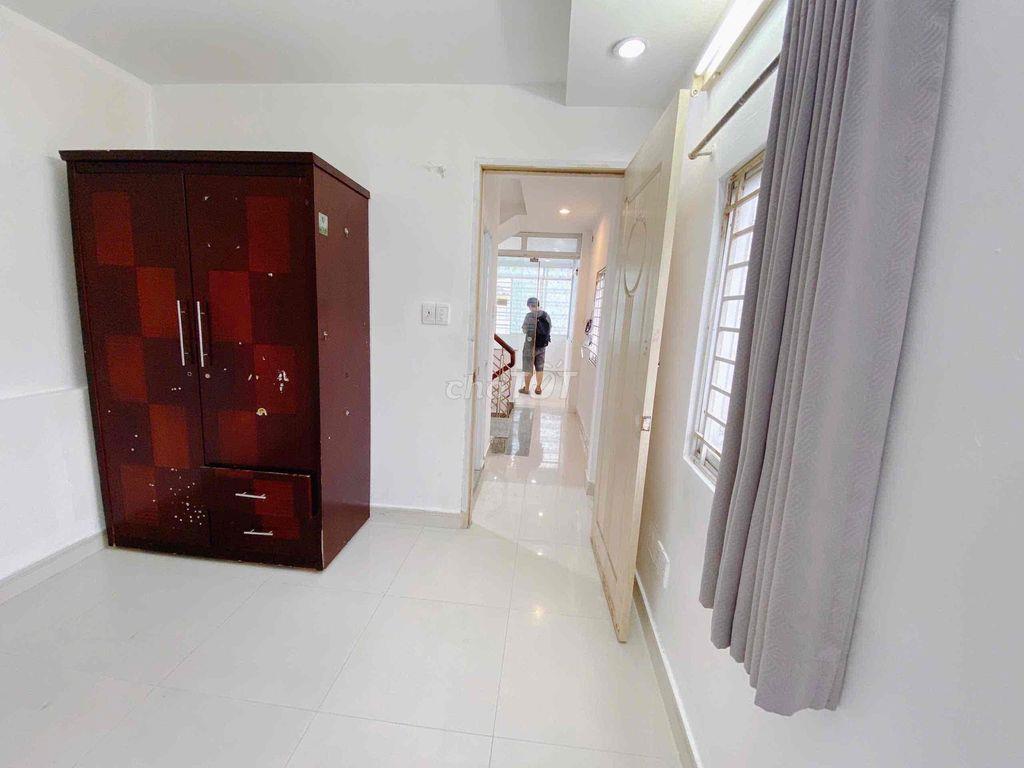 Phòng cửa sổ trời giá rẻ