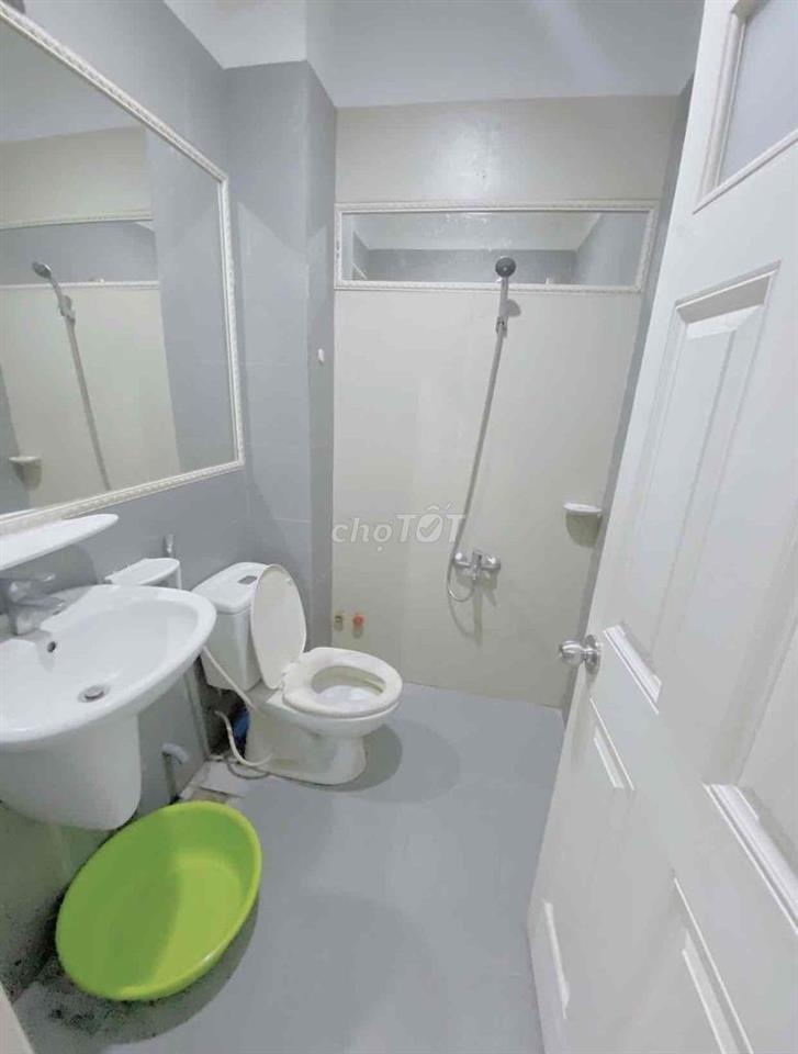 Phòng cửa sổ trời giá rẻ