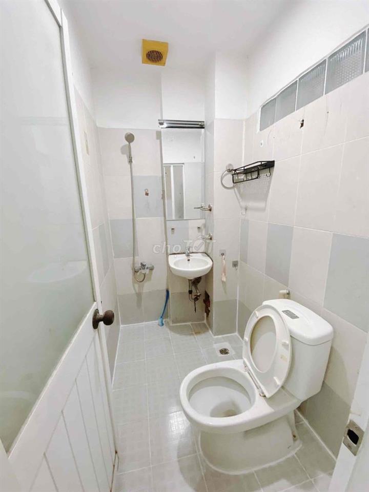 Phòng máy lạnh cửa sổ và sân vườn trước phòng