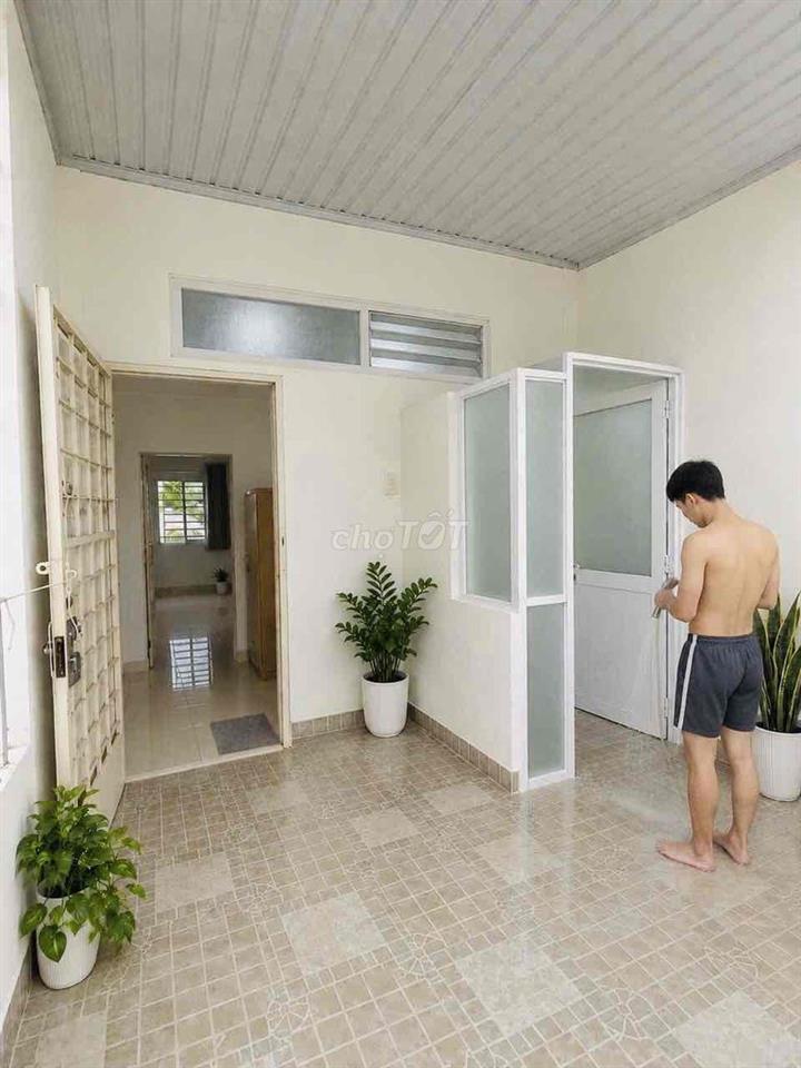 Phòng máy lạnh cửa sổ và sân vườn trước phòng