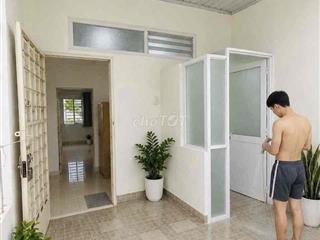 Phòng máy lạnh cửa sổ và sân vườn trước phòng
