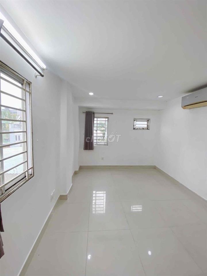 Phòng máy lạnh cửa sổ và sân vườn trước phòng