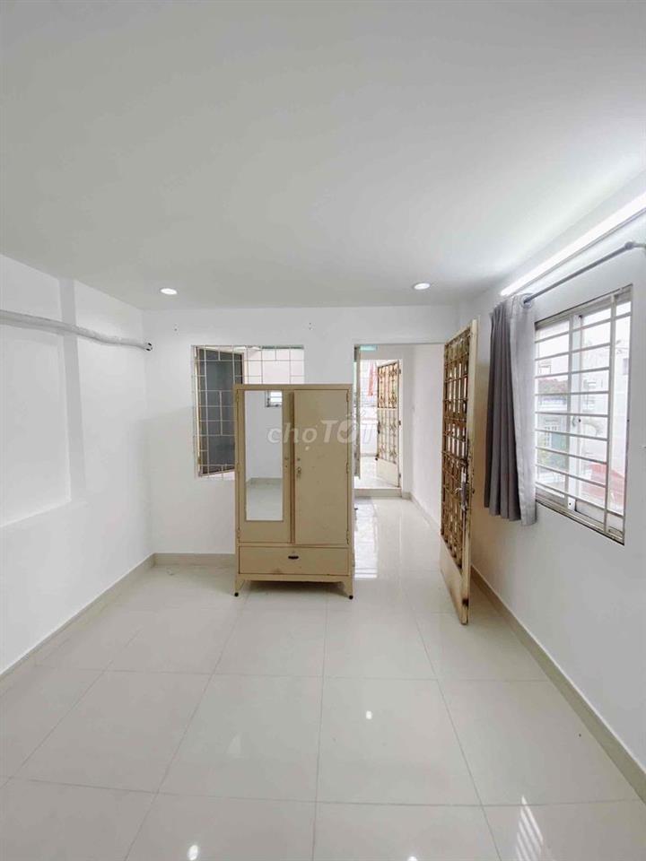 Phòng máy lạnh cửa sổ và sân vườn trước phòng