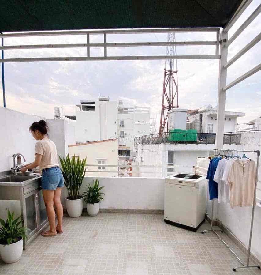 Phòng máy lạnh cửa sổ và sân vườn trước phòng