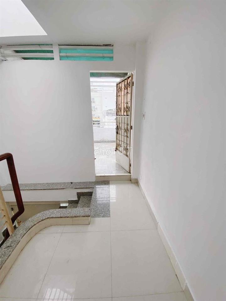 Phòng máy lạnh cửa sổ và sân vườn trước phòng