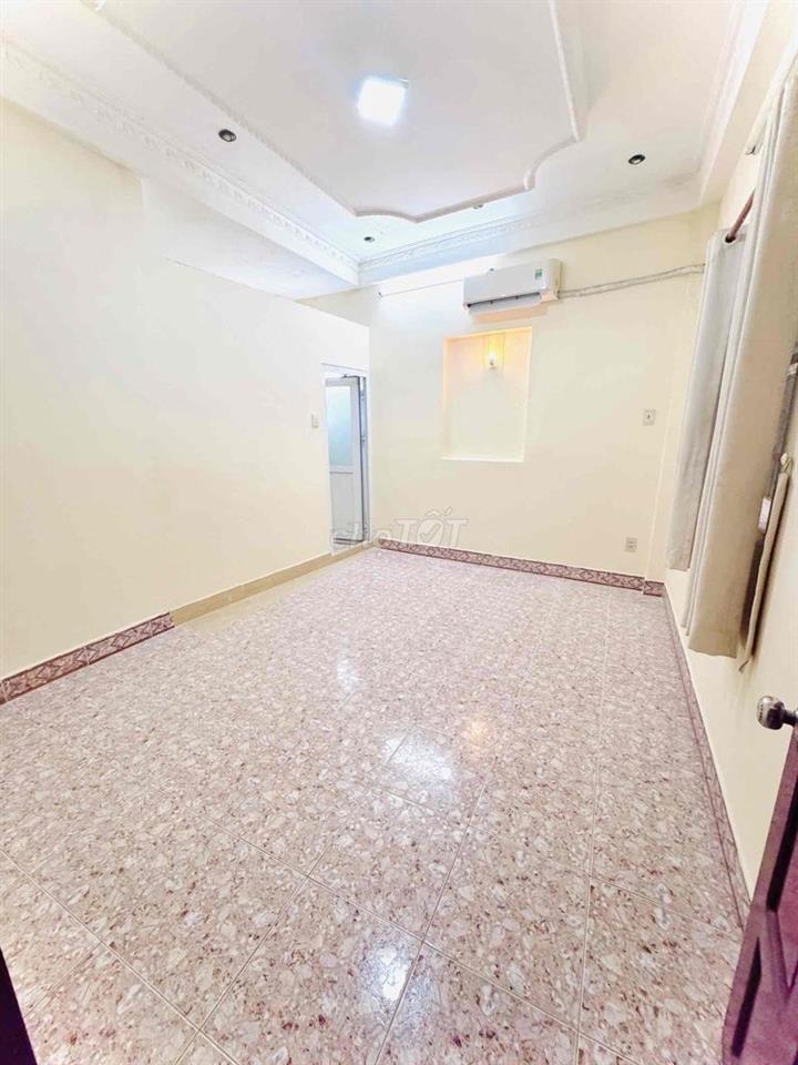 Phòng lớn cửa sổ trời thoáng mát