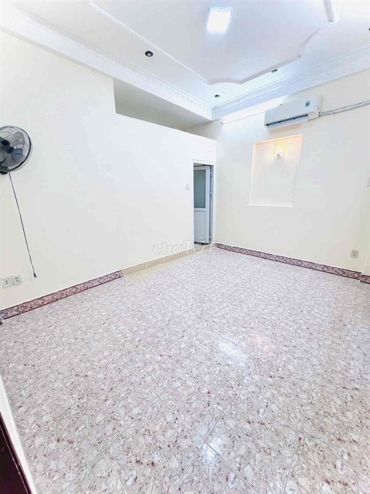 Phòng lớn cửa sổ trời thoáng mát