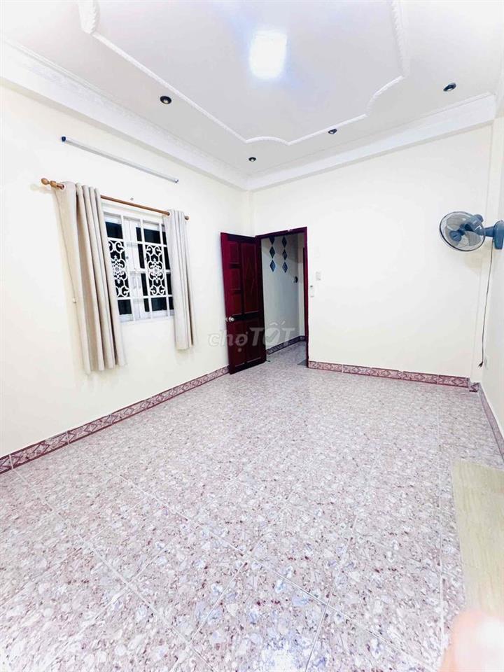 Phòng lớn cửa sổ trời thoáng mát