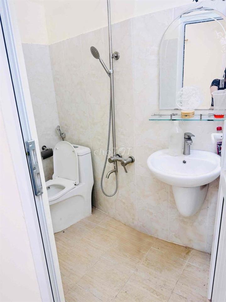 Phòng lớn cửa sổ trời thoáng mát