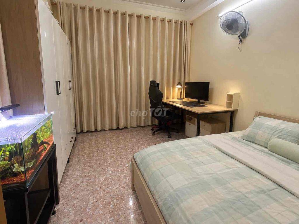 Phòng ban công cửa sổ