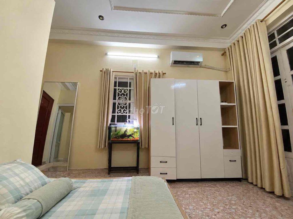 Phòng có ban công cửa sổ NT cơ bản