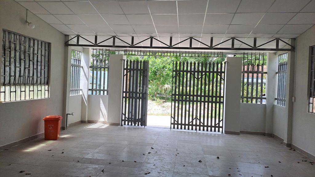 Nhà nguyên căn có đất vườn làm kho 