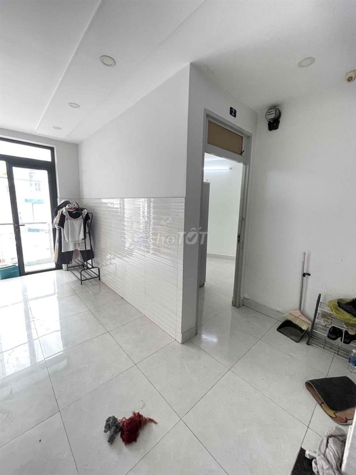 phòng ban công ngã tư bảy hiền tân bình