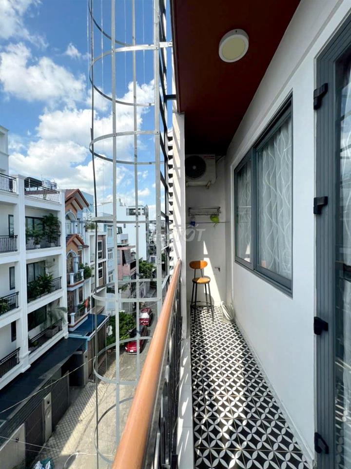 STUDIO FULL NỘI THẤT – BAN CÔNG RIÊNG – GẦN HÀNG XANH