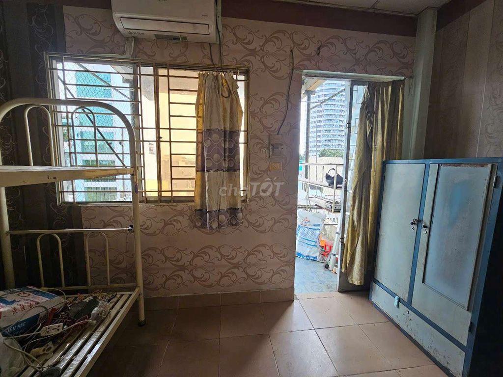 Phòng Ban công hẻm oto sát bên Quận 1