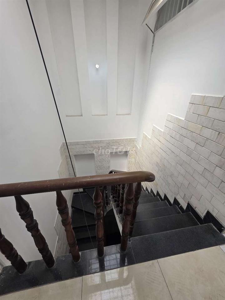 Nhà nguyên căn 28/6 ĐS 18 có 9 phòng có gác wc, máy lạnh 