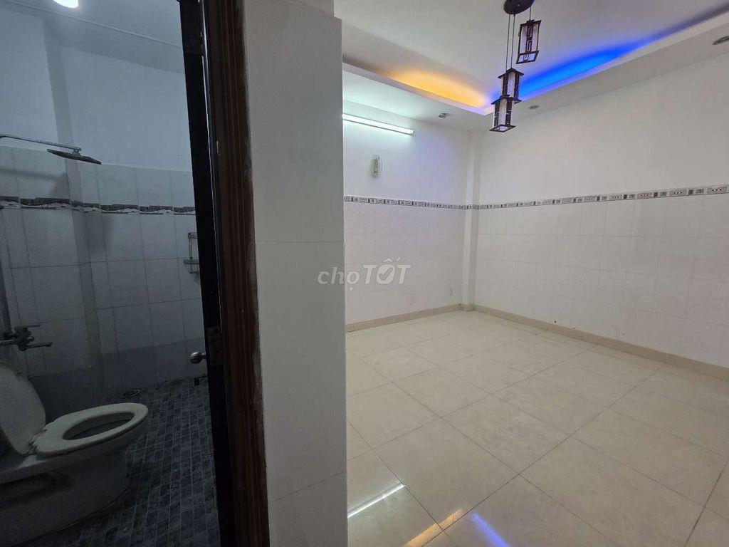 Nhà nguyên căn 28/6 ĐS 18 có 9 phòng có gác wc, máy lạnh 