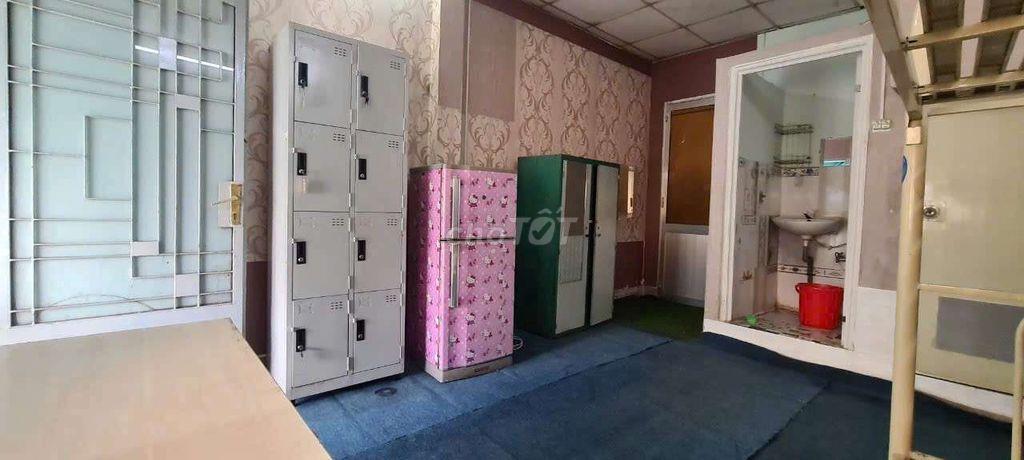 Phòng ban công đủ nội thất hẻm ôtô sát Q1