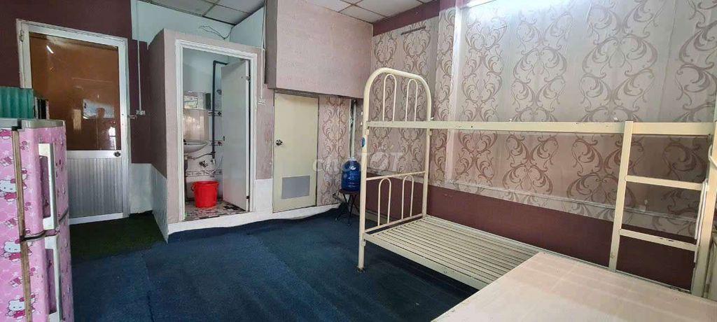 Phòng ban công đủ nội thất hẻm ôtô sát Q1