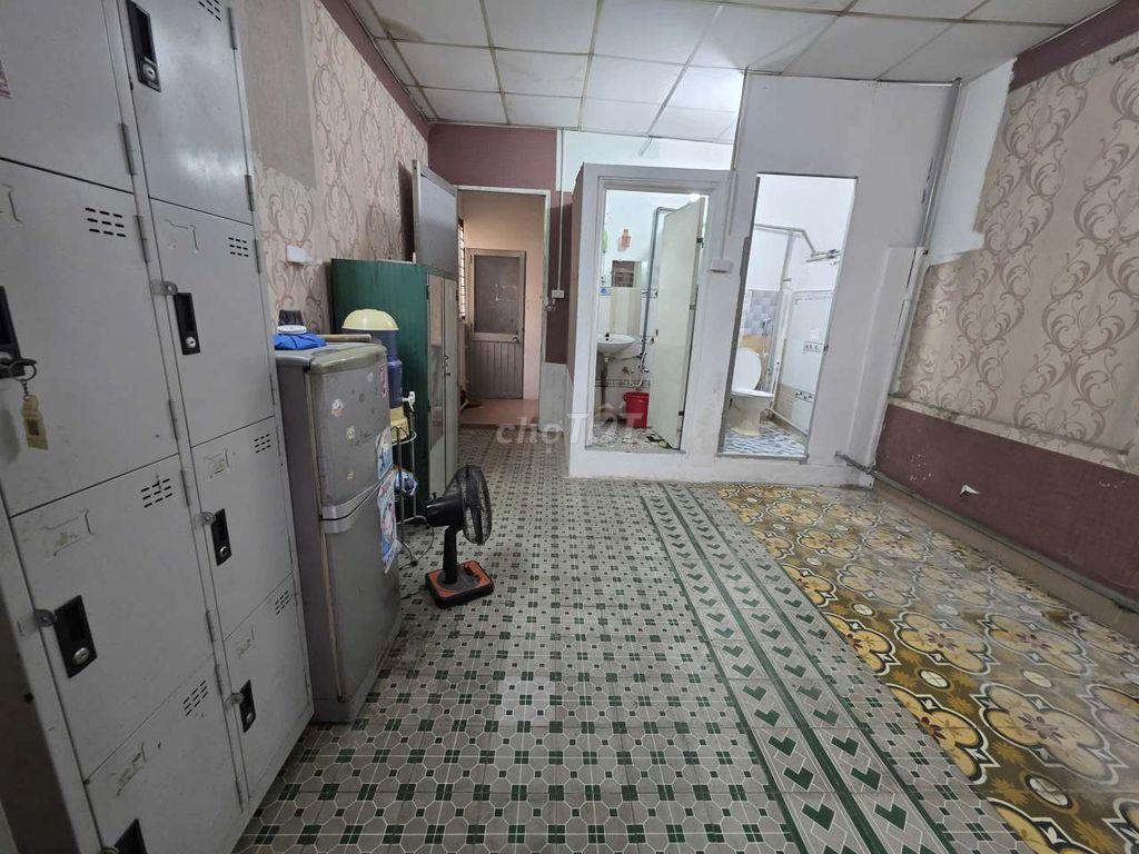 Phòng ban công hẻm oto sát Quận 1,chợ Thị Nghè 